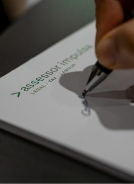 Asesor firmando documentos